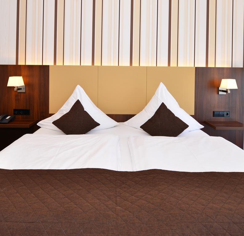 Lobinger-Parkhotel กิงเงน อัน แดร์เบรนซ์ ภายนอก รูปภาพ