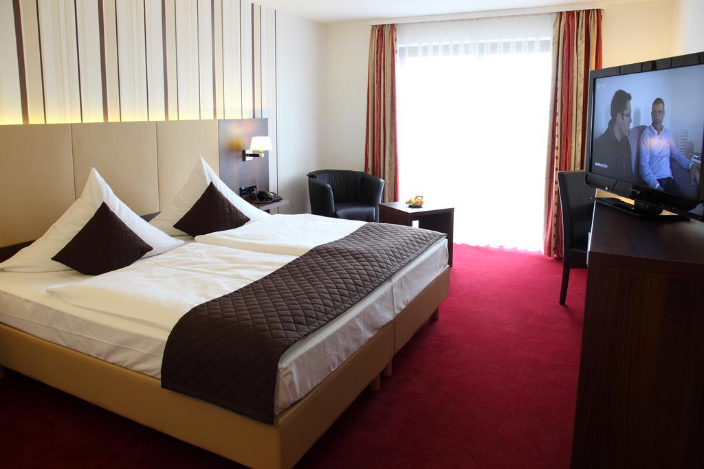 Lobinger-Parkhotel กิงเงน อัน แดร์เบรนซ์ ภายนอก รูปภาพ